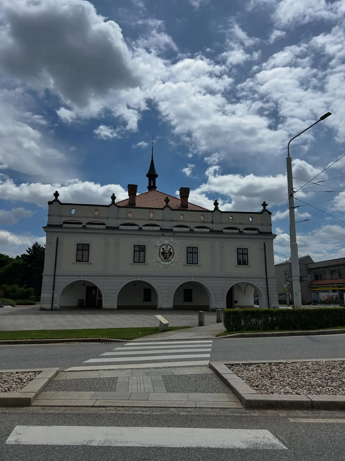 Renesanční radnice s arkádami a zdobeným štítem